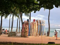 ﾜｲｷｷ･ﾋﾞｰﾁはｻｰﾌｧｰで大賑わい