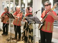 2/8日　ｳｴｽﾀﾝの軽快な曲で拍手(*^_^*)