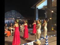 ｴｯｸﾞｽｼﾝｸﾞｽのお店の前で