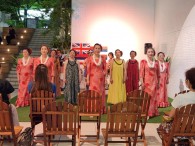 ｽﾀｼﾞｵ生、皆で、♪～ｱﾛﾊｱｸ　ｱﾛﾊﾏｲ